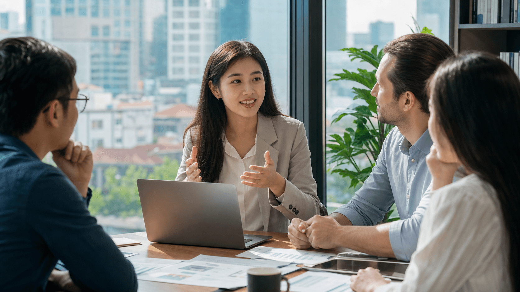 Chuyên viên ngôn ngữ Anh người Việt làm việc trong môi trường văn phòng quốc tế tại Việt Nam